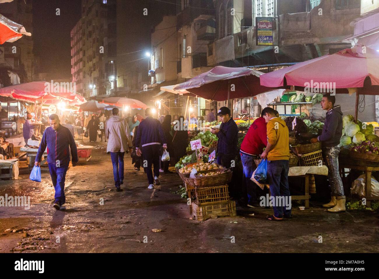 ALEXANDRIE, EGYPTE - 1 FÉVRIER 2019 : vue en soirée d'un marché à Alexandrie, Egypte Banque D'Images