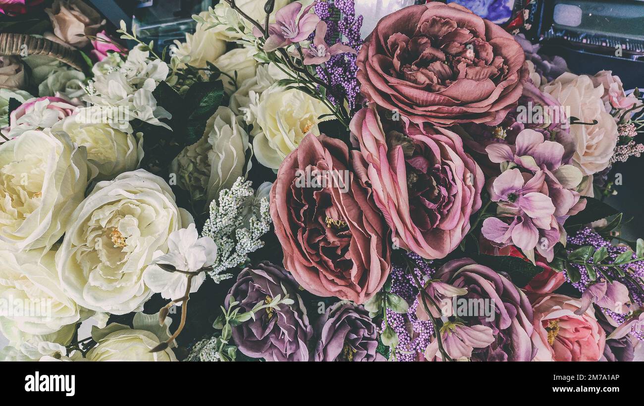 Belle arrangements floraux avec des fleurs roses et blanches. Banque D'Images
