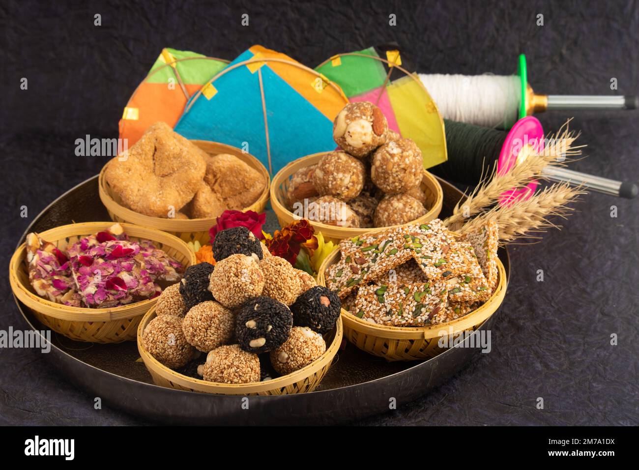 Le festival de la moisson est célébré comme Makar Sankranti, Lohri, Uttarayan, Maghi, Poush Sankranthi,Magh Bihu avec Sesame Sweet viz. Tilgul, Til Mithai, Gaj Banque D'Images