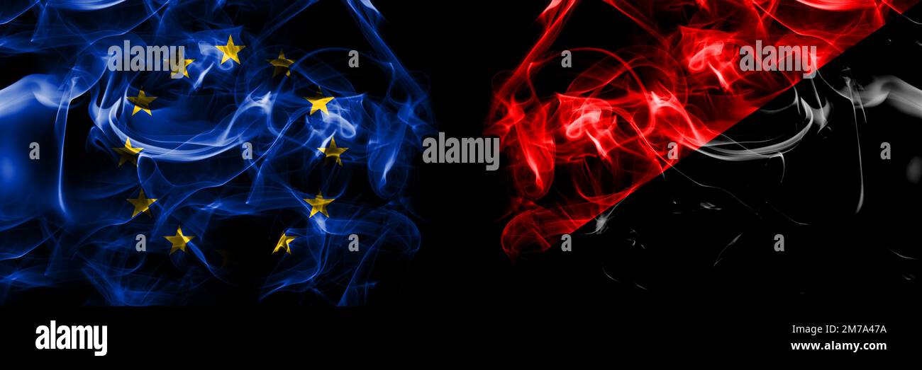Drapeaux de l'UE, Union européenne contre Anarchiste, Anarcho, syndicaliste, communiste, socialiste. Drapeau de fumée placé côte à côte sur fond noir. Banque D'Images