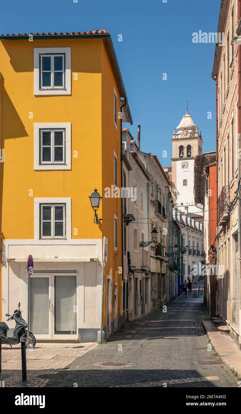 Vue sur la Rua da Vitória dans le centre historique de Leiria avec le clocher en arrière-plan. Banque D'Images