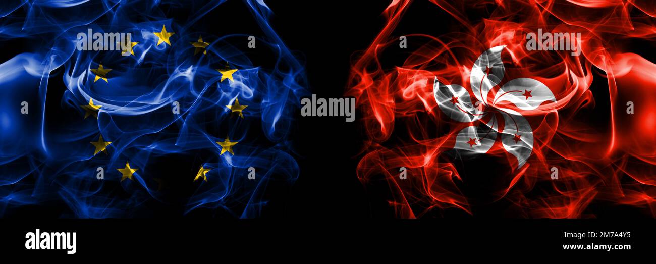 Drapeaux de l'UE, Union européenne contre Hong Kong, Chine. Drapeau de fumée placé côte à côte sur fond noir. Banque D'Images