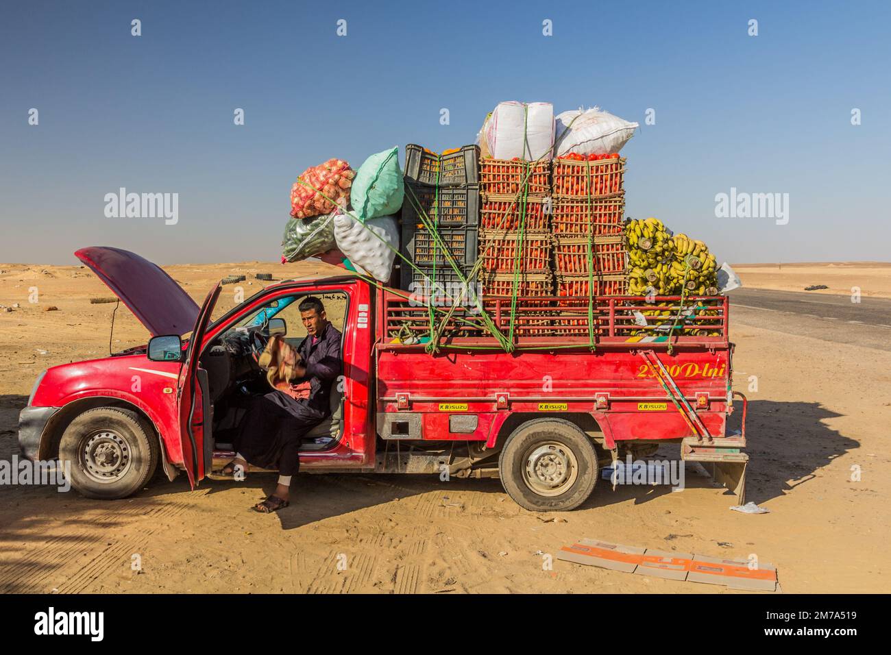 DÉSERT OCCIDENTAL, ÉGYPTE - 4 FÉVRIER 2019 : camion entièrement chargé à un arrêt sur une route désertique, Égypte Banque D'Images