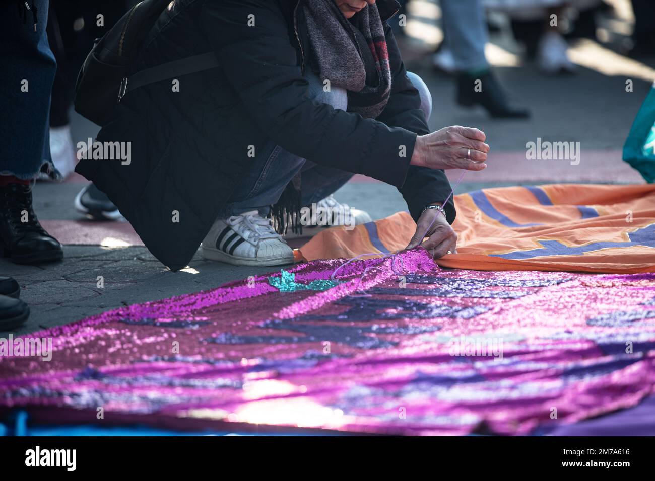 Istanbul, Turquie. 08th janvier 2023. Un démonstrateur rasent les bannières ensemble pendant la manifestation. La plate-forme femmes fortes ensemble s'est réunie au quai Kadikoy et a organisé une manifestation sur le féminicide, la violence contre les femmes et tous les autres problèmes rencontrés par les femmes. (Photo par Onur Dogman/SOPA Images/Sipa USA) crédit: SIPA USA/Alay Live News Banque D'Images