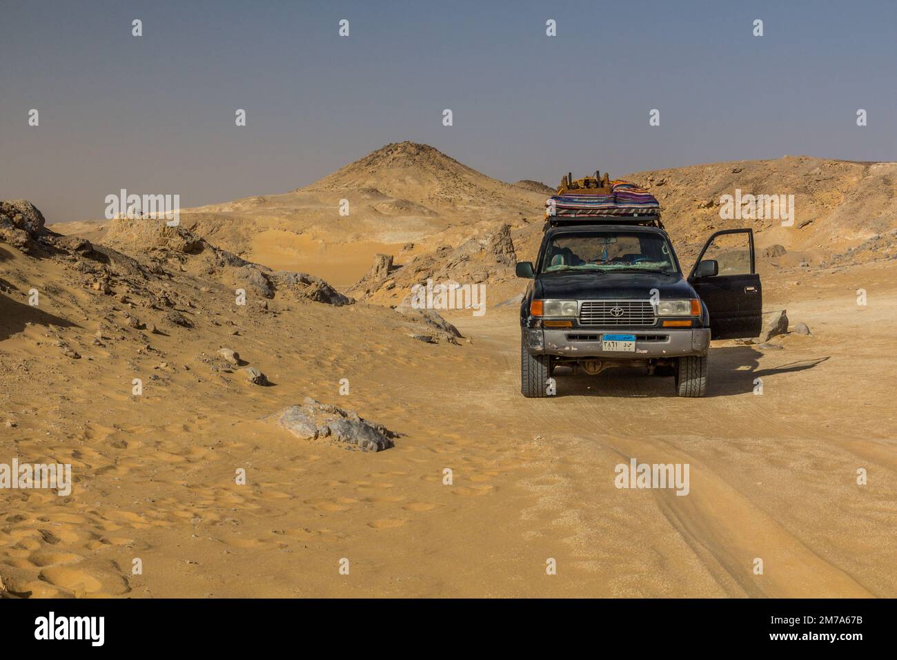 DÉSERT OCCIDENTAL, ÉGYPTE - 6 FÉVRIER 2019 : véhicule 4WD à la montagne Crystal dans le désert occidental, Égypte Banque D'Images
