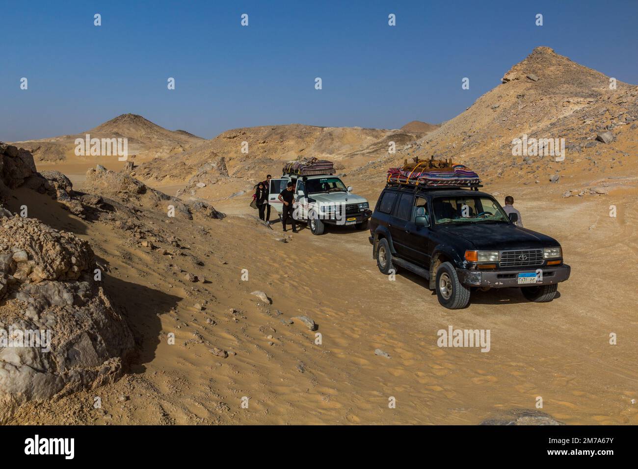 DÉSERT OCCIDENTAL, ÉGYPTE - 6 FÉVRIER 2019 : 4WD véhicules à la montagne Crystal dans le désert occidental, Égypte Banque D'Images