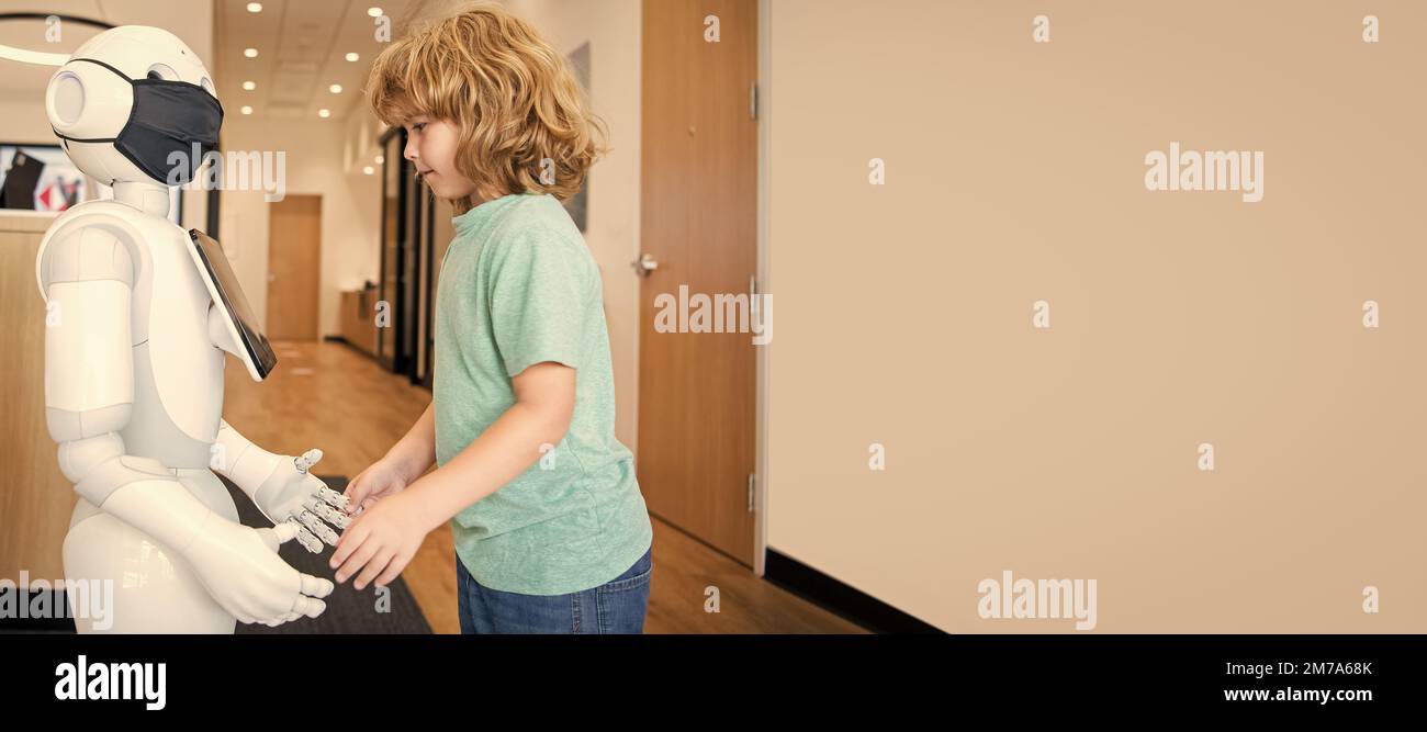 un enfant occupé interagit avec l'intelligence artificielle du robot, la communication. Affiche horizontale. En-tête de bannière Web, espace de copie. Banque D'Images