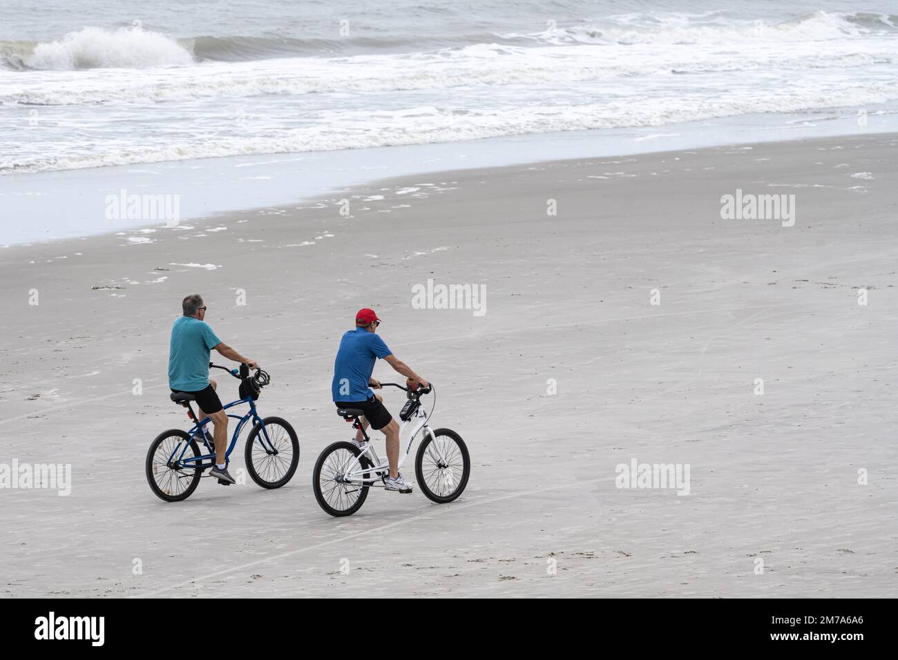 Des hommes âgés qui font du vélo de plage sur Jacksonville Beach, dans le nord-est de la Floride. (ÉTATS-UNIS) Banque D'Images