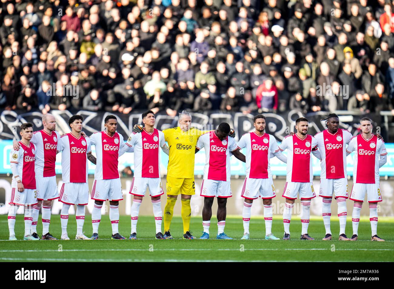 NIJMEGEN, PAYS-BAS - JANVIER 8 : Francisco Conceicao d'Ajax, Davy Klaassen d'Ajax, Jorge Sanchez d'Ajax, Jurrien Timber d'Ajax, Edson Alvarez d'Ajax, Remko Pasveer d'Ajax, Brian Brobbey d'Ajax, Devyne Rensch d'Ajax, Dusan Tadic d'Ajax, Calvin Bassey d'Ajax et Kenneth Taylor d'Ajax observent une minute de silence avant le match hollandais Eredivisie entre N.C.A. Nijmegen et Ajax au Goffertstadion sur 8 janvier 2023 à Nimègue, pays-Bas (photo de René Nijhuis/Orange Pictures) crédit: Orange pics BV/Alay Live News Banque D'Images