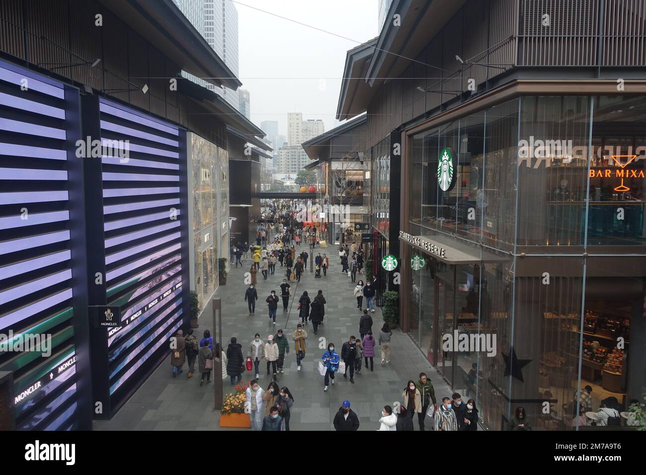 CHENGDU, CHINE - 8 JANVIER 2023 - les gens vont faire du shopping à Chengdu, dans la province du Sichuan, dans le sud-ouest de la Chine, le 8 janvier 2023. Banque D'Images