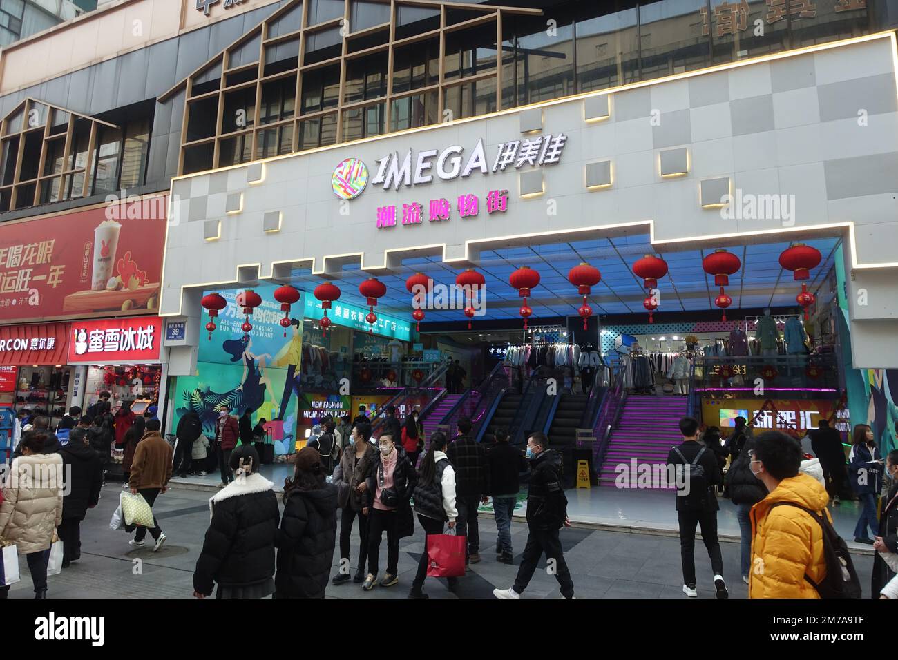 CHENGDU, CHINE - 8 JANVIER 2023 - les gens vont faire du shopping à Chengdu, dans la province du Sichuan, dans le sud-ouest de la Chine, le 8 janvier 2023. Banque D'Images
