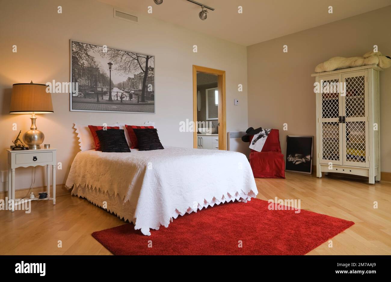 Grand lit double et armoire en bois blanc avec cadres en treillis dans la  chambre d'hôtes à l'étage à l'intérieur de la maison moderne de style  cubiste, Québec, Canada. Ça, je Photo
