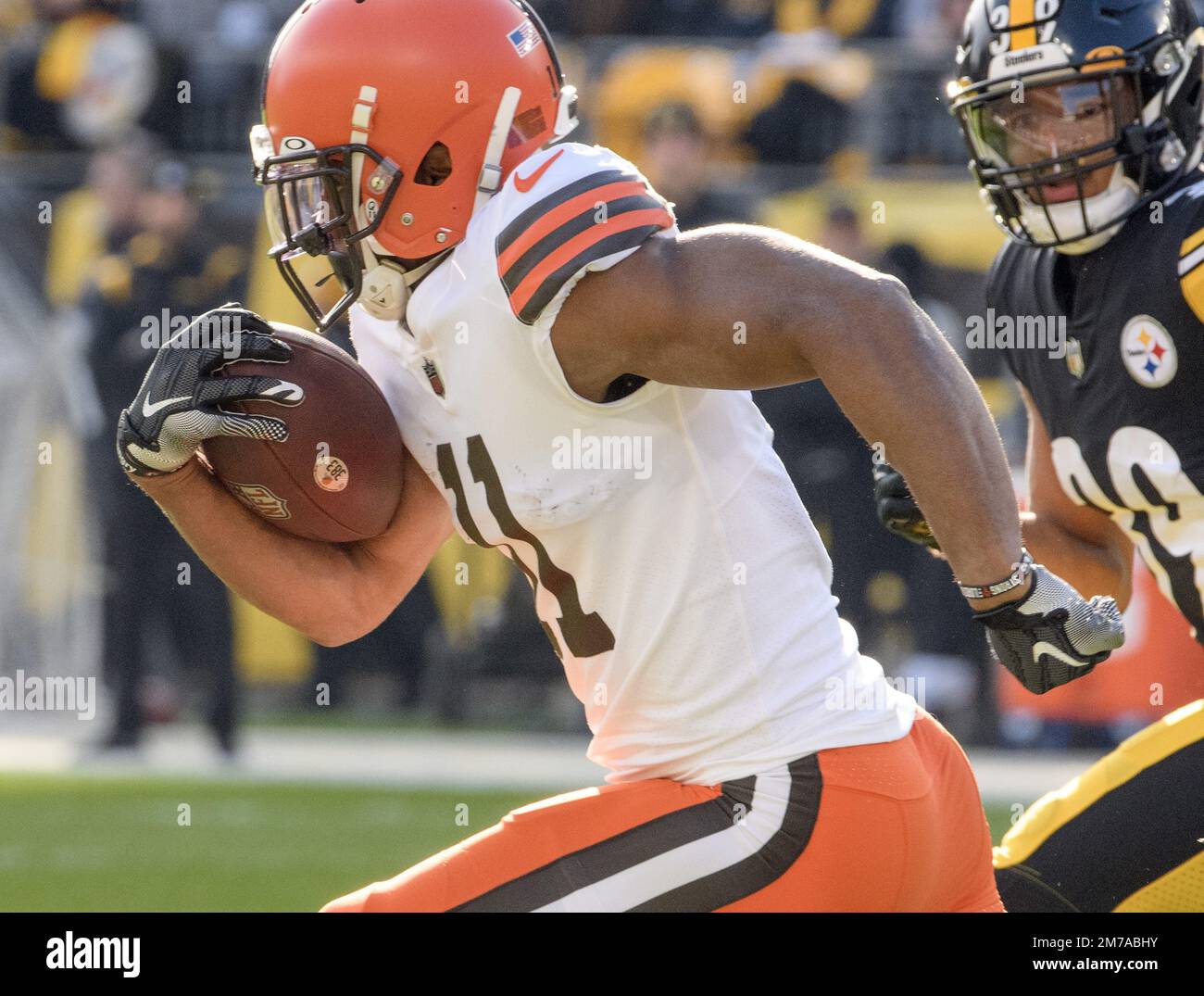 Pittsburgh, États-Unis. 08th janvier 2023. Le grand receveur des Cleveland Browns Donovan Peoples-Jones (11) sprints passe devant Minkah Fitzpatrick (39) pour un gain de 38 mètres après sa réception au cours du premier trimestre de la victoire des Steelers 28-14 au stade Acrisure, dimanche, 8 janvier 2023 à Pittsburgh. Photo par Archie Carpenter/UPI crédit: UPI/Alay Live News Banque D'Images