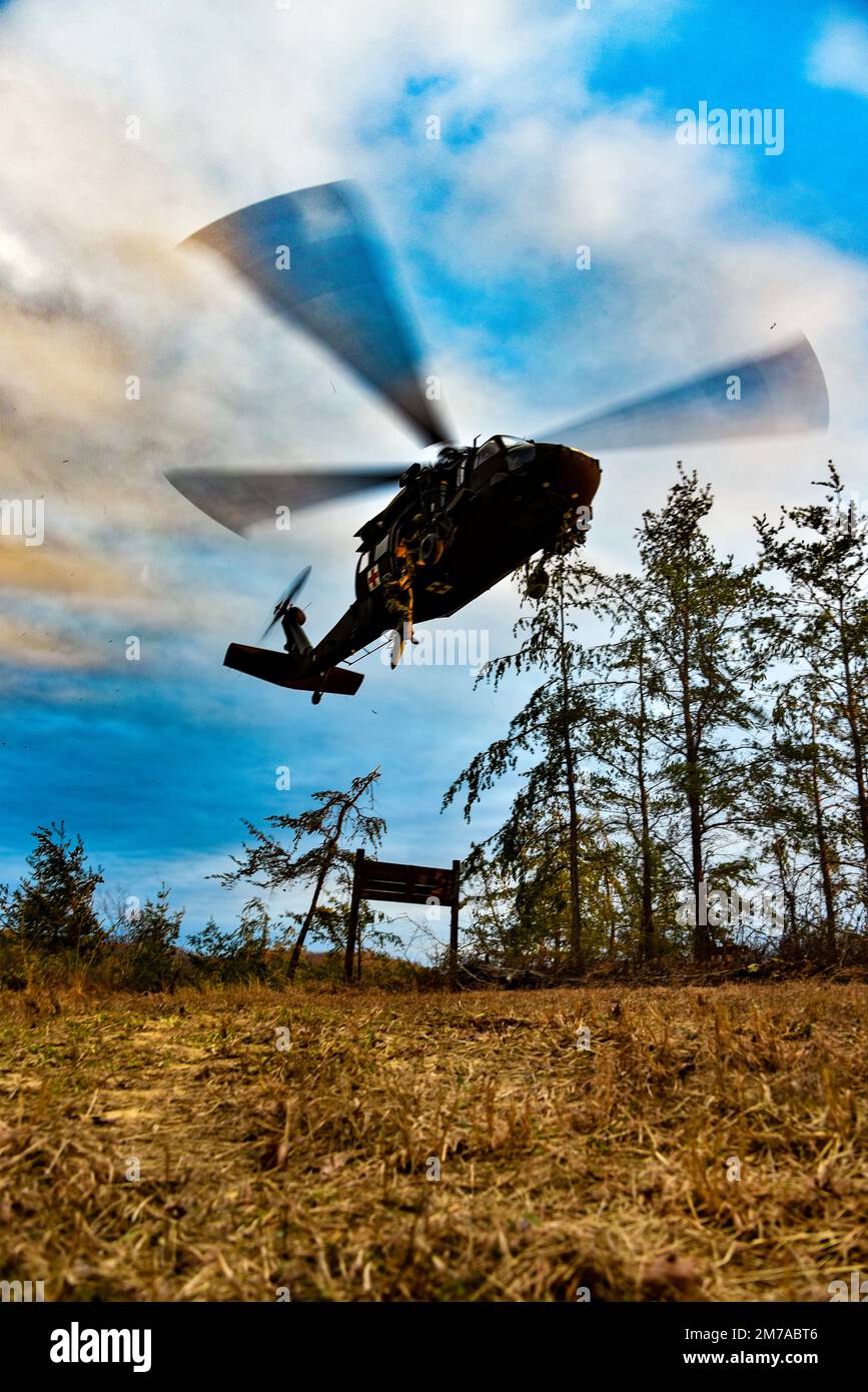 Un Blackhawk du bataillon d'hélicoptères d'assaut 1-230th de la Garde nationale du Tennessee vole alors que les médecins montent avec le passager blessé pendant le SAREX 23 dans le parc national Pickett, près de Jamestown, TN le 7 janvier 2023. Le groupe a travaillé au suivi, à la localisation et à l'évacuation des personnes disparues dans le cadre d'un exercice de formation avec d'autres organismes militaires et civils pour renforcer les partenariats dans un environnement conjoint. (É.-U. Photo de la Garde nationale aérienne par Tech. Sgt Teri Eicher) Banque D'Images