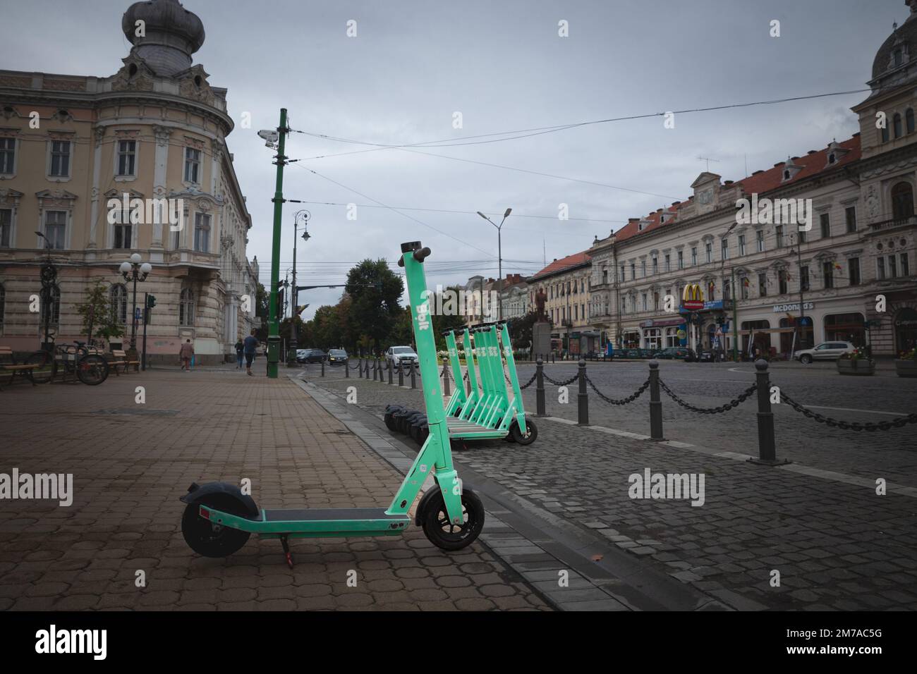 Photo d'un scooter électrique dans les rues d'Arad avec le logo de Bolt. Bolt est une entreprise estonienne de mobilité qui offre un véhicule de location, microm Banque D'Images