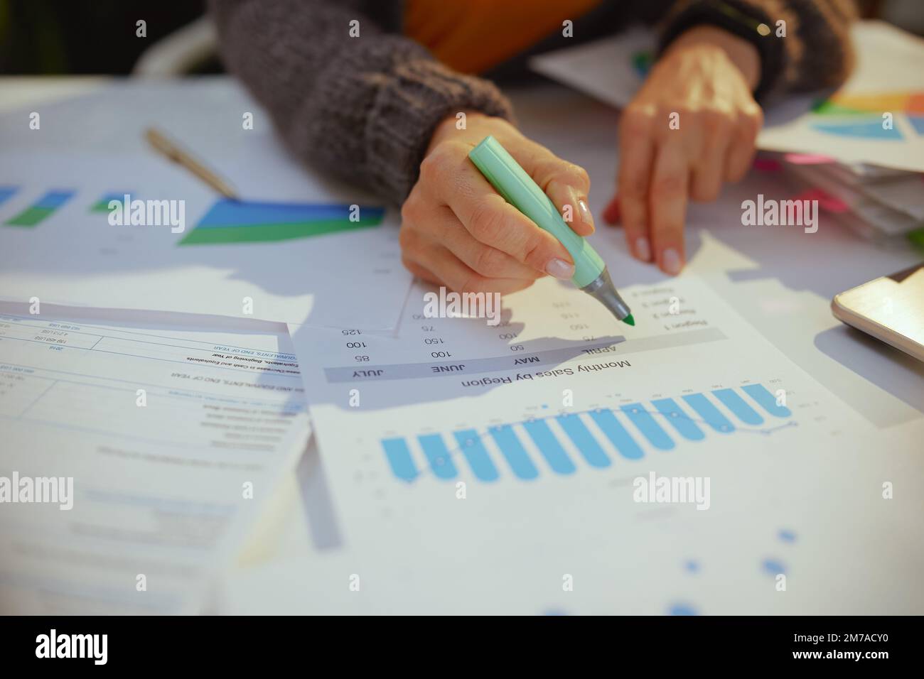 femme d'affaires travaillant avec des documents et des graphiques. Banque D'Images