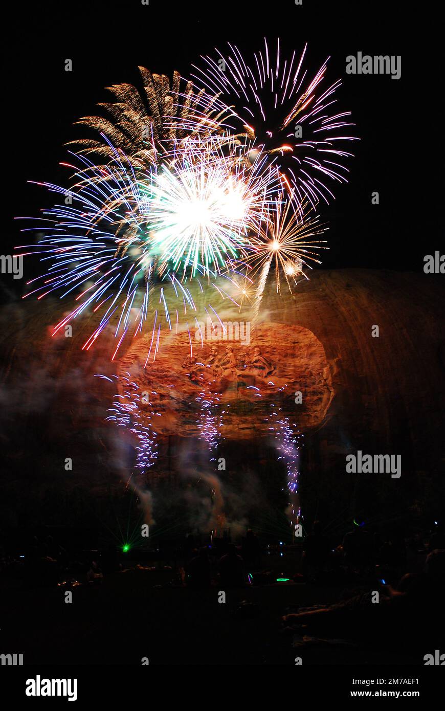 Un feu d'artifice suit le spectacle de lumière laser à Stone Mountain, en Géorgie, un site controversé en l'honneur de la Confédération Banque D'Images