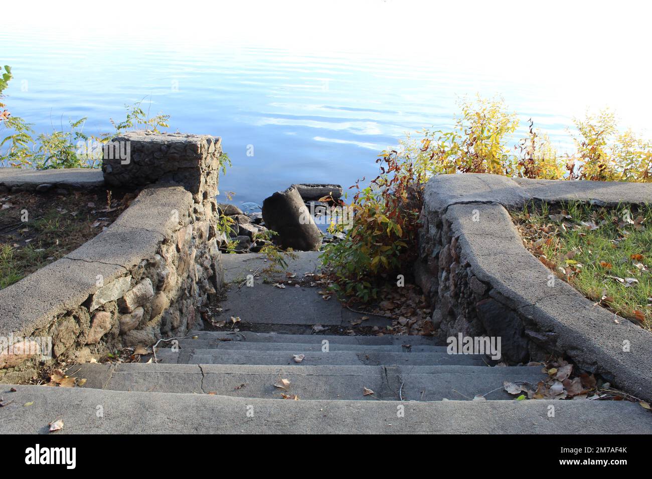 Escaliers en ciment menant dans l'eau Banque D'Images