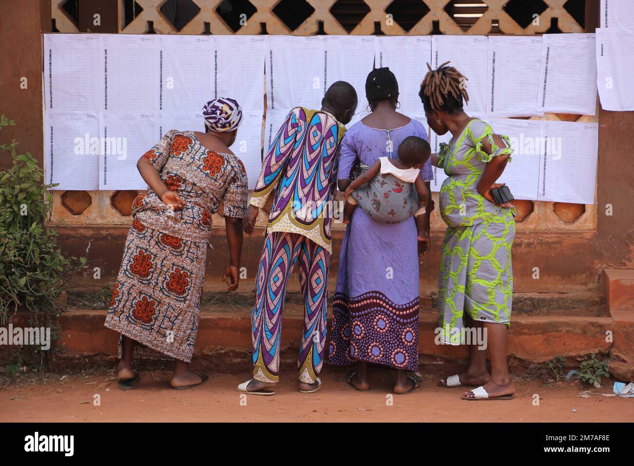 Abomey, Bénin. 8th janvier 2023. Les électeurs regardent la liste électorale dans un bureau de vote à Abomey, au Bénin, le 8 janvier 2023. Le Bénin a tenu des élections législatives dimanche. Crédit: Seraphin Zounyekpe/Xinhua/Alamy Live News Banque D'Images