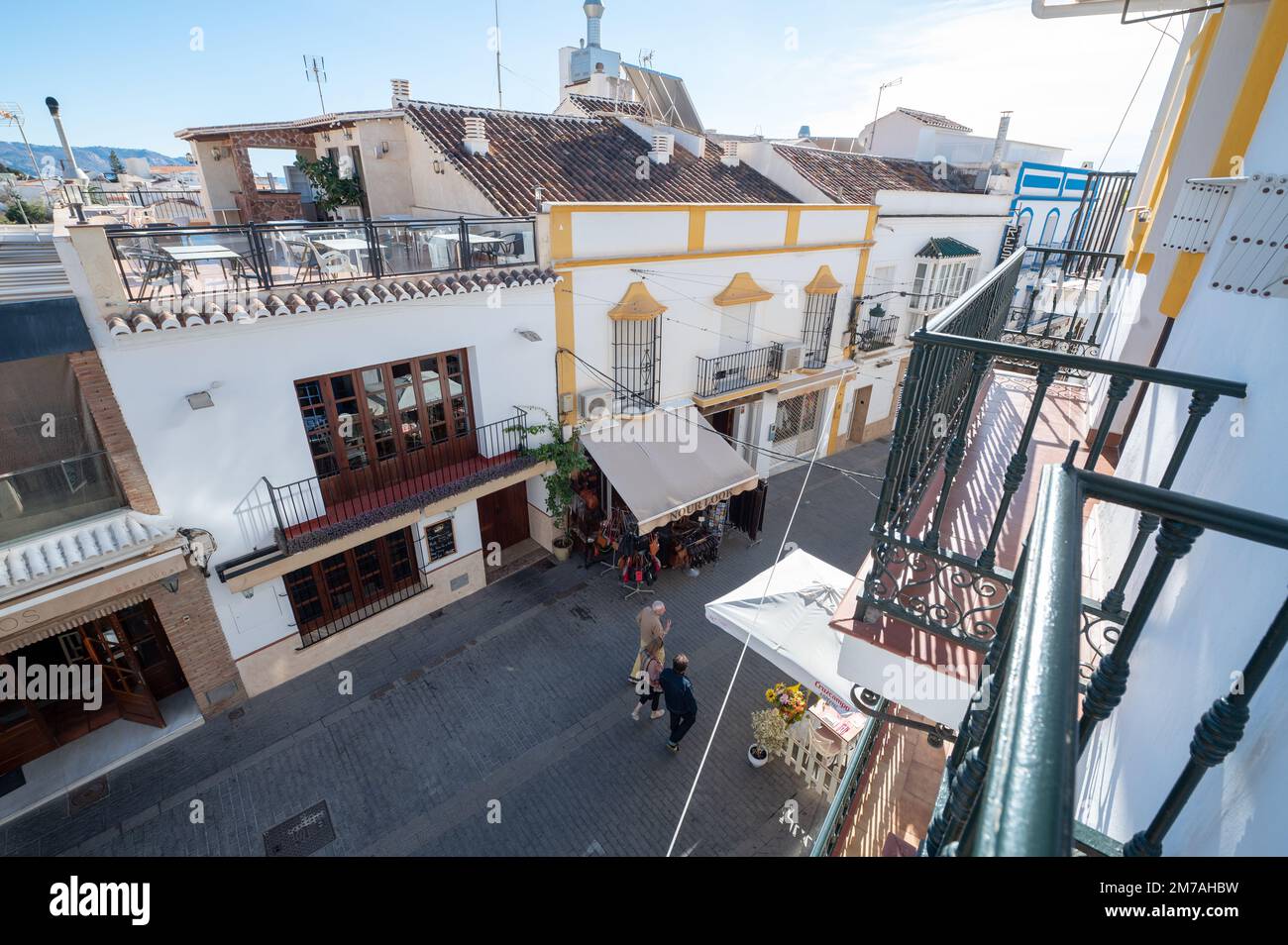 Nerja, Espagne : 2022 22 novembre : les gens marchent dans la ville de Nerja à Malaga, Espagne en 2022. Banque D'Images