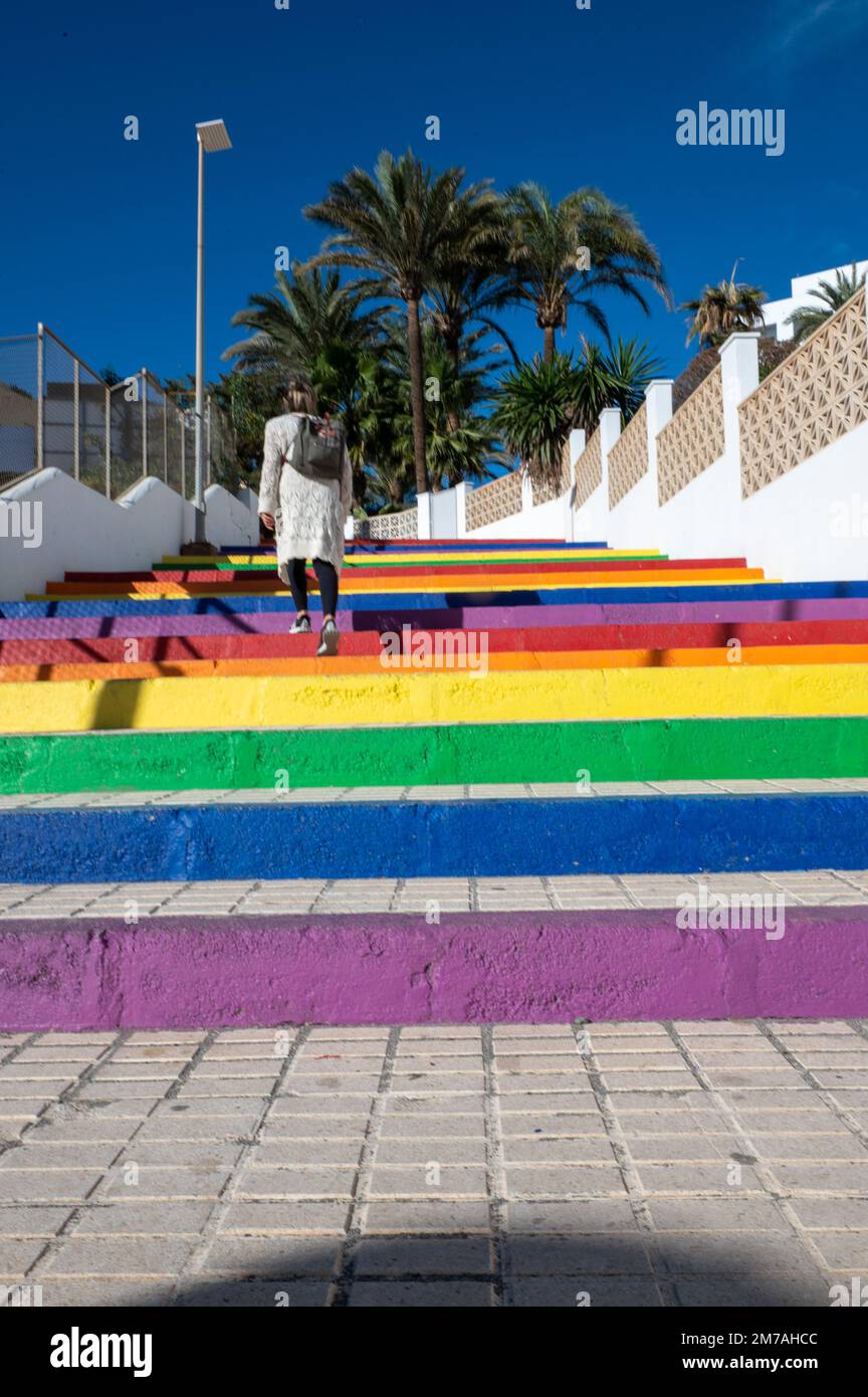 Nerja, Espagne : 2022 22 novembre : les habitants du balcon de Europa dans la ville de Nerja à Malaga, Espagne en 2022. Banque D'Images