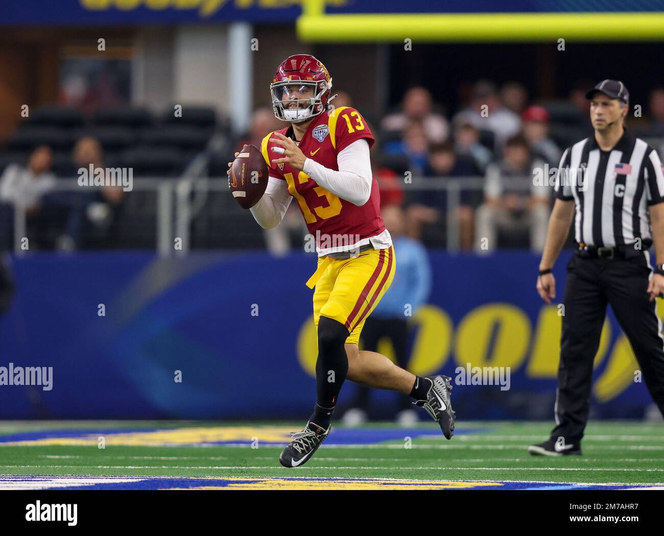 Arlington, Texas, États-Unis. 2nd janvier 2023. Le quarterback de l'USC Trojans Caleb Williams (13) s'efforce de passer lors du match du Goodyear Cotton Bowl entre la vague verte de Tulane et les chevaux de Troie de l'Université de Californie du Sud sur 2 janvier 2023 au STADE AT&T d'Arlington, Texas. (Crédit obligatoire : Freddie Beckwith/MarinMedia.org/Cal Sport Media) (photographe complet absolu, et crédits requis).télévision, ou magazines à but lucratif Contactez MarinMedia directement. Crédit : csm/Alay Live News Banque D'Images