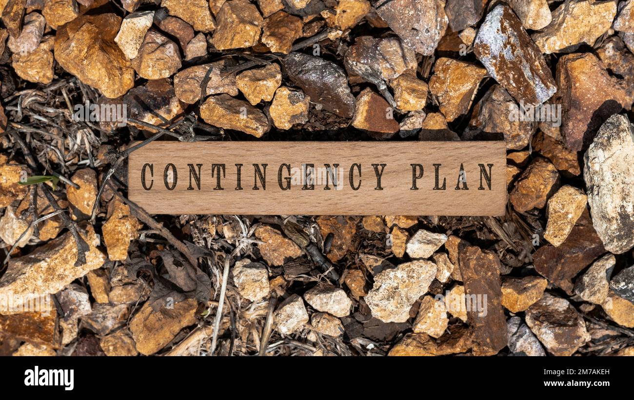 Inscription AU PLAN D'URGENCE. Il a été pris dans le studio écrit sur un cadre en bois. arrière-plan blanc. Banque D'Images