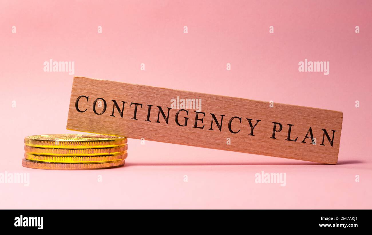 Inscription AU PLAN D'URGENCE. Il a été pris dans le studio écrit sur un cadre en bois. arrière-plan blanc. Banque D'Images