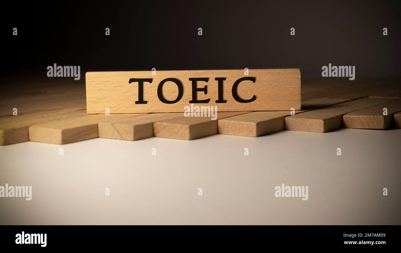 Texte TOEIC. Il a été pris dans le studio écrit sur un cadre en bois. arrière-plan blanc. Banque D'Images