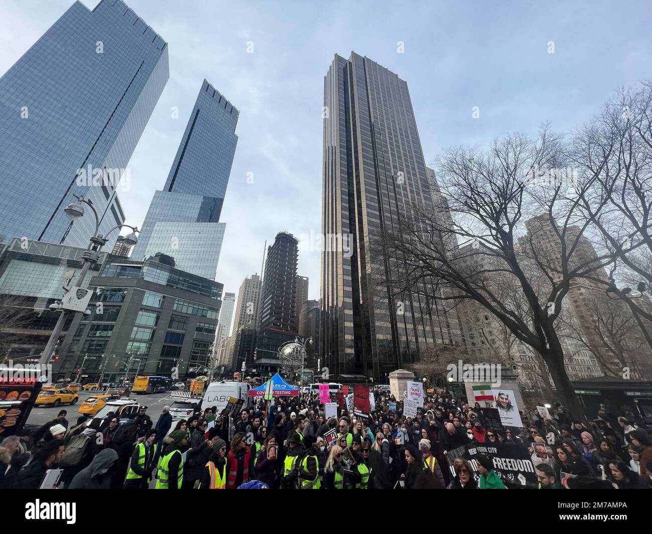 New York, États-Unis. 08th janvier 2023. Des centaines de personnes se rassemblent au Columbus Circle, à New York, pour honorer et se souvenir des victimes du vol PS752, et pour soutenir la révolution actuelle en Iran. (Photo de Ryan Rahman/Pacific Press) crédit: Pacific Press Media production Corp./Alay Live News Banque D'Images