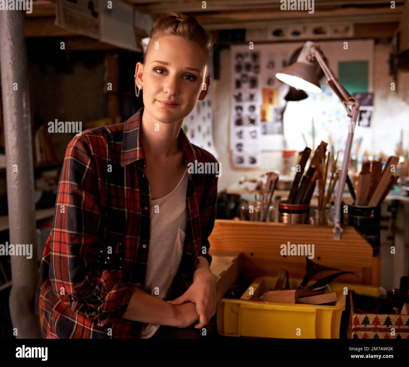 La planification de la conception parfaite. une belle jeune femme assise dans un atelier. Banque D'Images