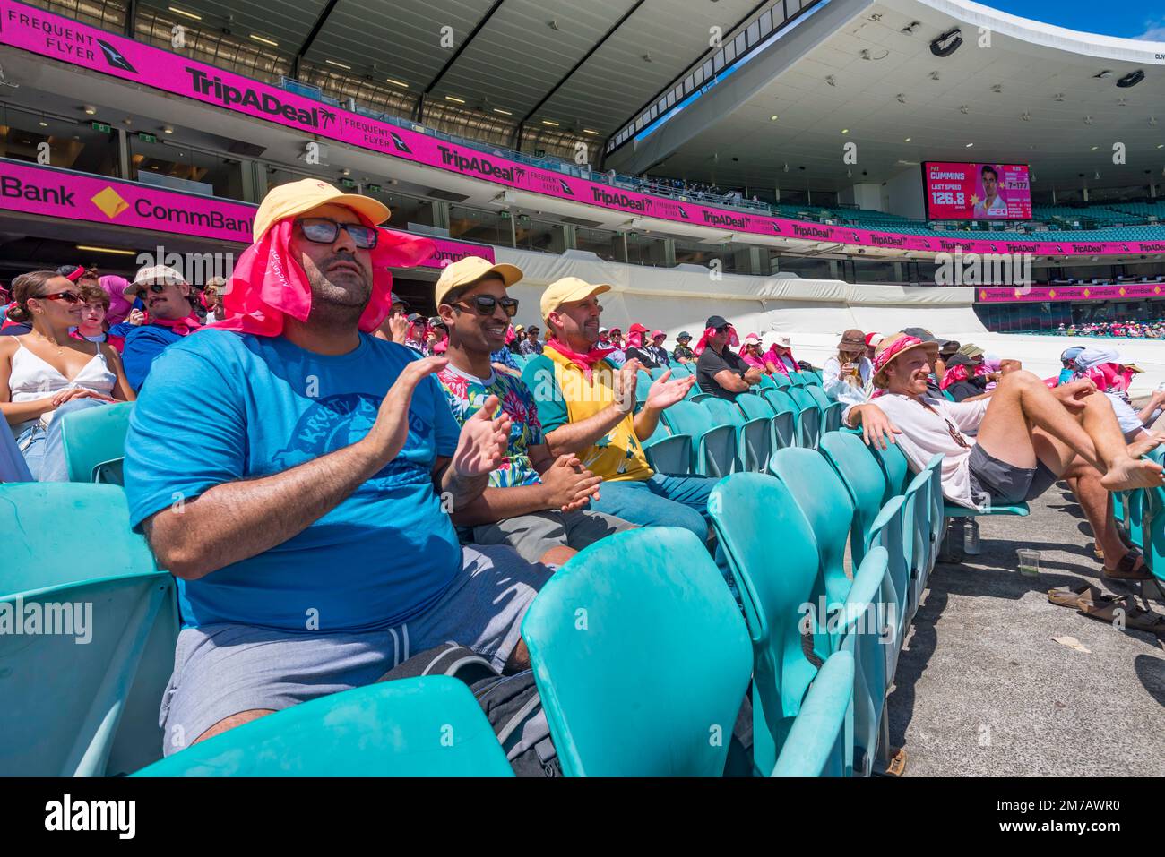 Jan 2023: Trois jeunes Australiens portant du rose et regardant jouer au match de cricket (Rose) de 3rd entre l'Australie et l'Afrique du Sud Banque D'Images