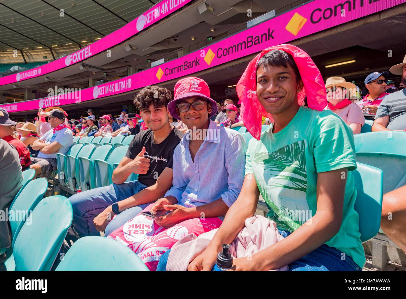 2023 janv. : Trois jeunes garçons australiens portant du rose et regardant jouer au match de cricket (rose) de 3rd entre l'Australie et l'Afrique du Sud Banque D'Images