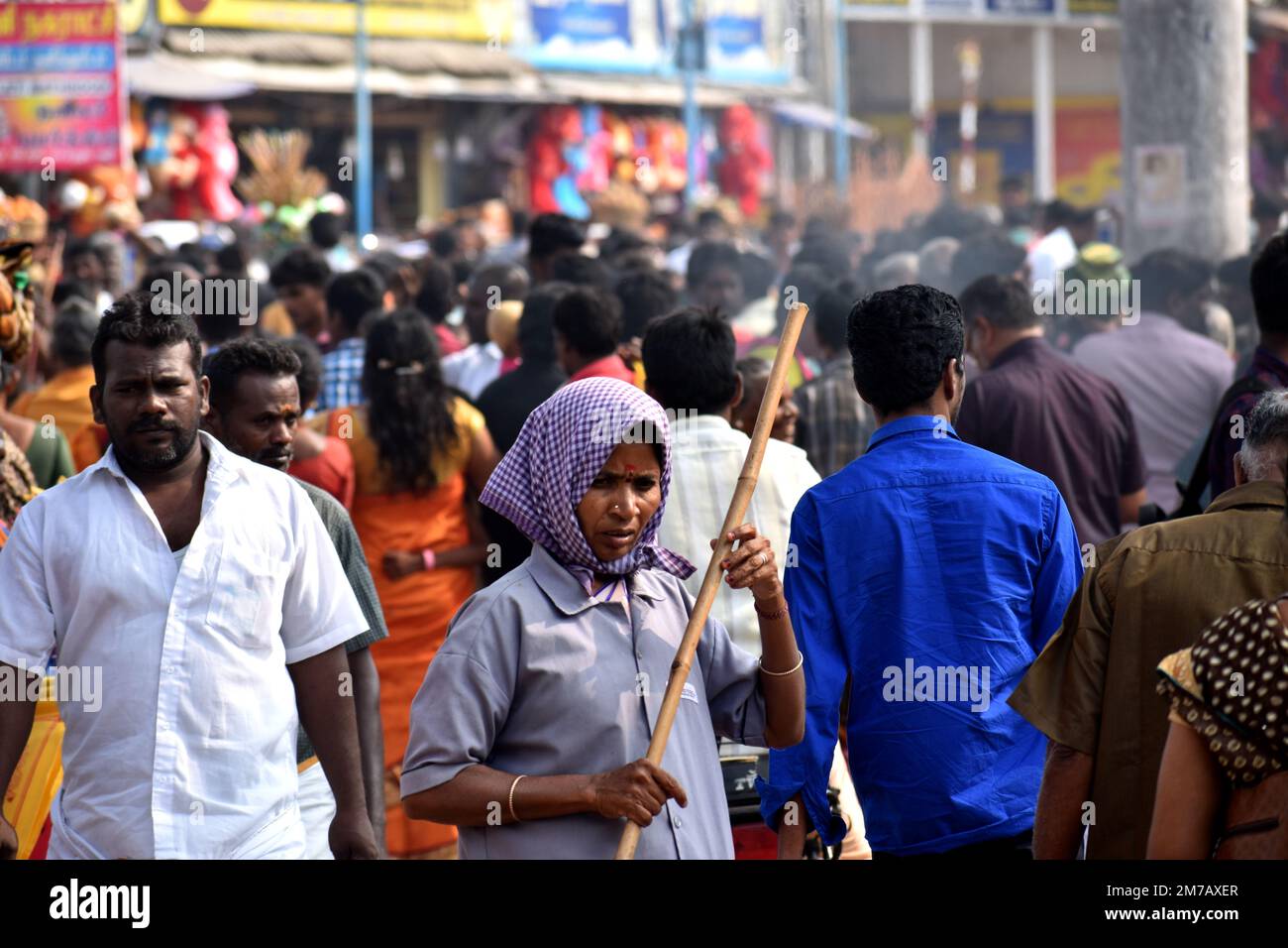 Un dragueur de rue dans une foule devant un temple à Pazhani Tamilnadu INDE Banque D'Images