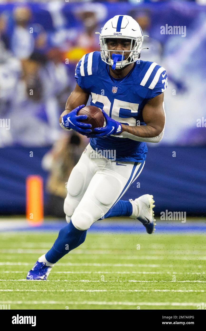 Indianapolis, Indiana, États-Unis. 08th janvier 2023. Indianapolis Colts en course de retour Deon Jackson (35) court avec le ballon pendant le match NFL contre les Houston Texans à Indianapolis, Indiana. John Mersiits/CSM/Alamy Live News Banque D'Images