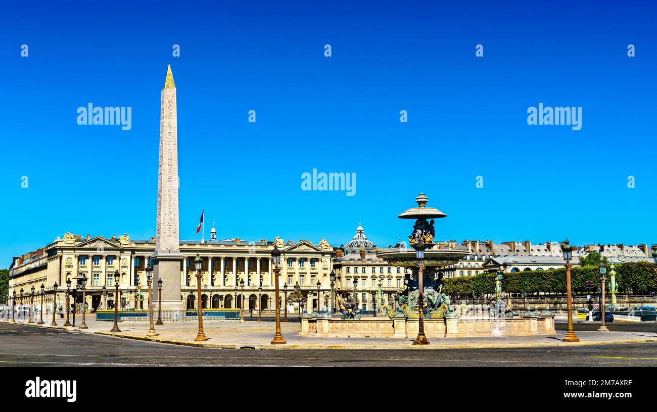 Place de la Concorde avec l'Obélisque de Louxor et une fontaine à Paris, France Banque D'Images