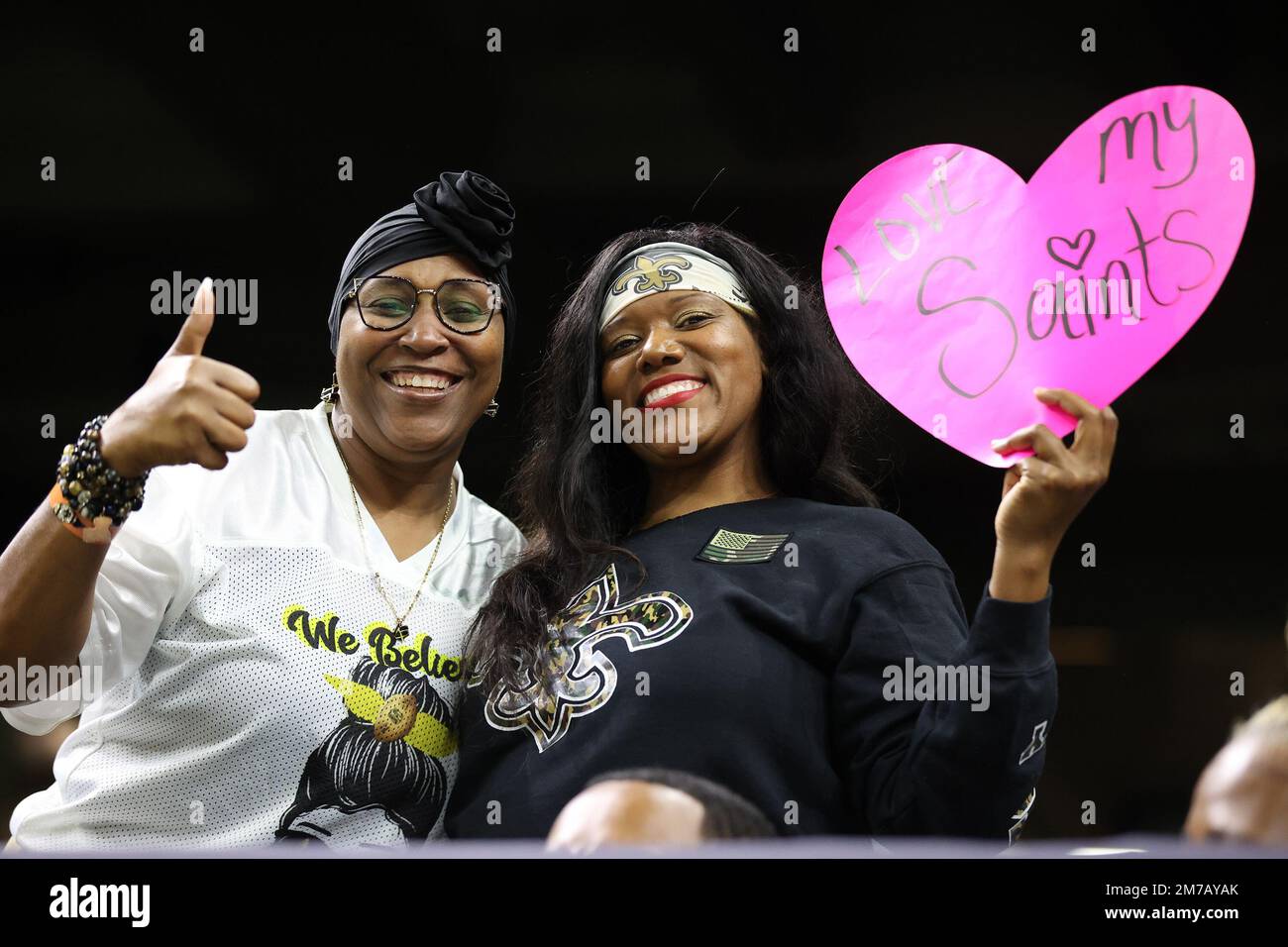 La Nouvelle-Orléans, États-Unis. 08th janvier 2023. Quelques fans de New Orleans Saints posent pour la caméra lors d'un concours de la Ligue nationale de football au Caesars Superdome de la Nouvelle-Orléans, Louisiane, dimanche, 8 janvier 2023. (Photo de Peter G. Forest/Sipa USA) crédit: SIPA USA/Alay Live News Banque D'Images