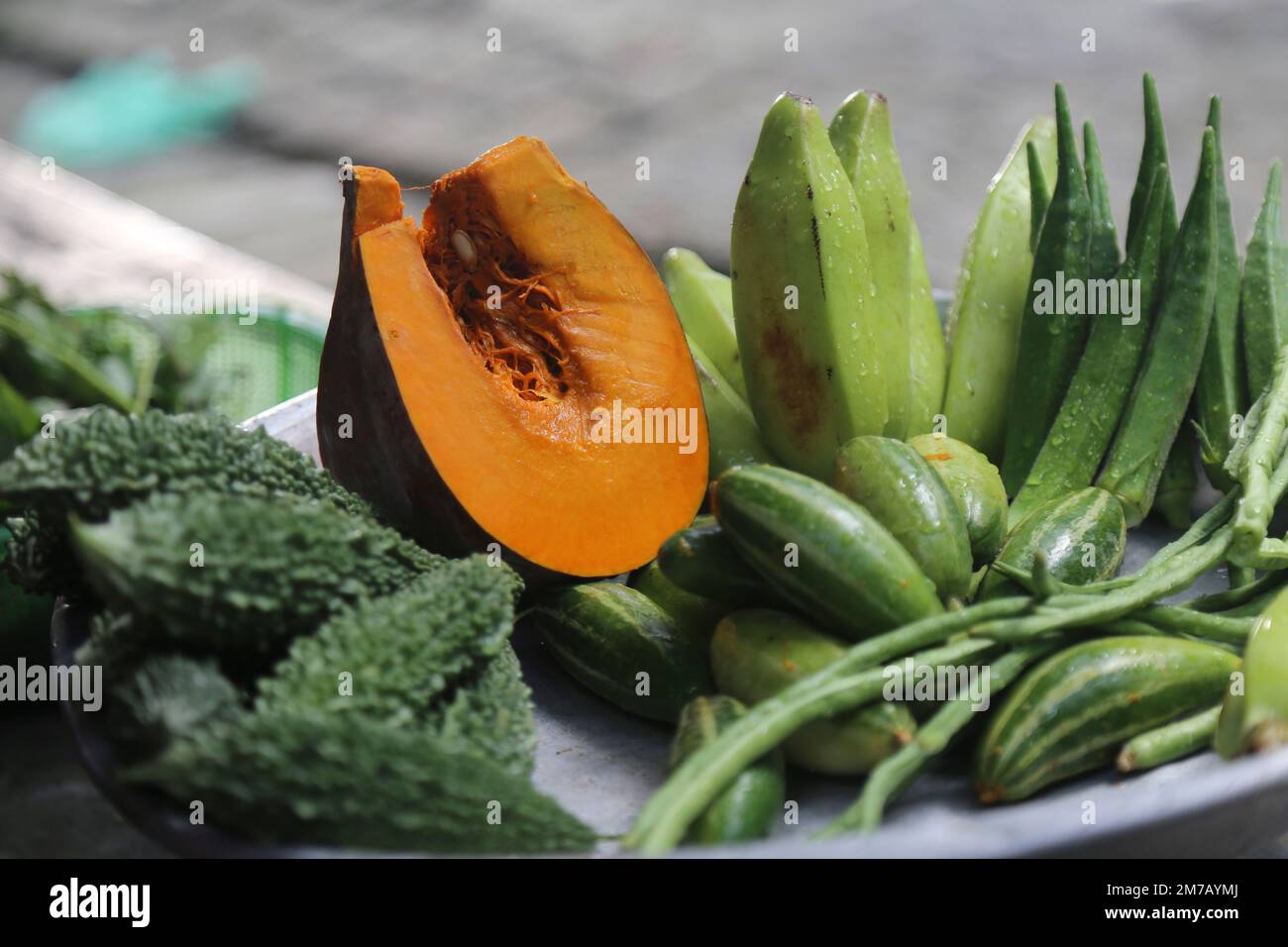 Une collection de légumes colorés contenant de la citrouille, du Gourd amer, de la banane verte et du Ladyfinger est une bonne source de nutrition pour les enfants. Banque D'Images