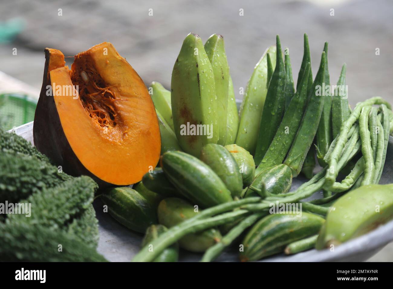 Une collection de légumes colorés contenant de la citrouille, du Gourd amer, de la banane verte et du Ladyfinger est une bonne source de nutrition pour les enfants. Banque D'Images