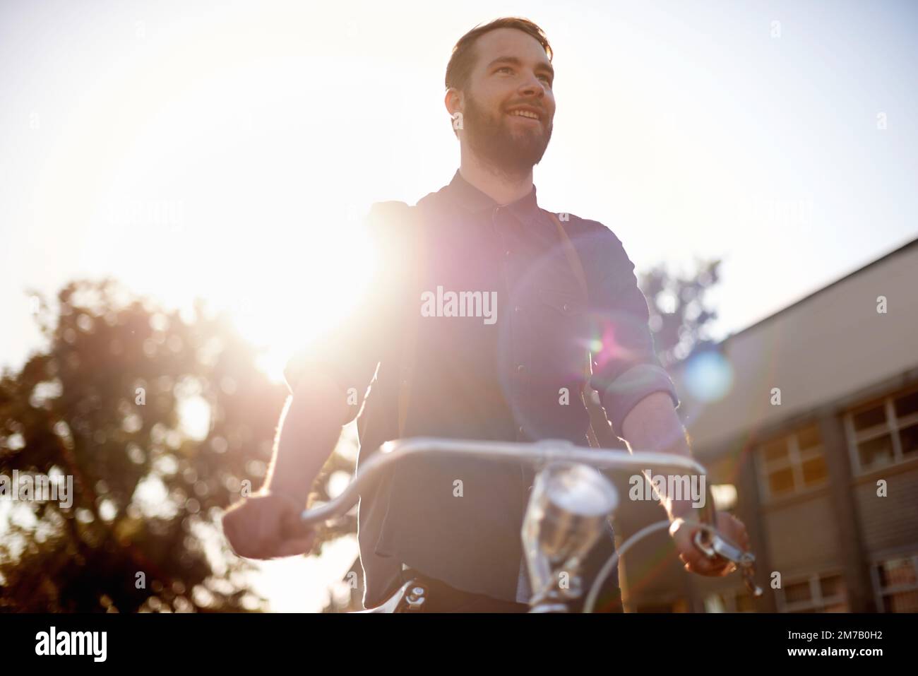 Les roues doivent se déplacer. Un jeune homme qui fait du vélo à l'extérieur. Banque D'Images