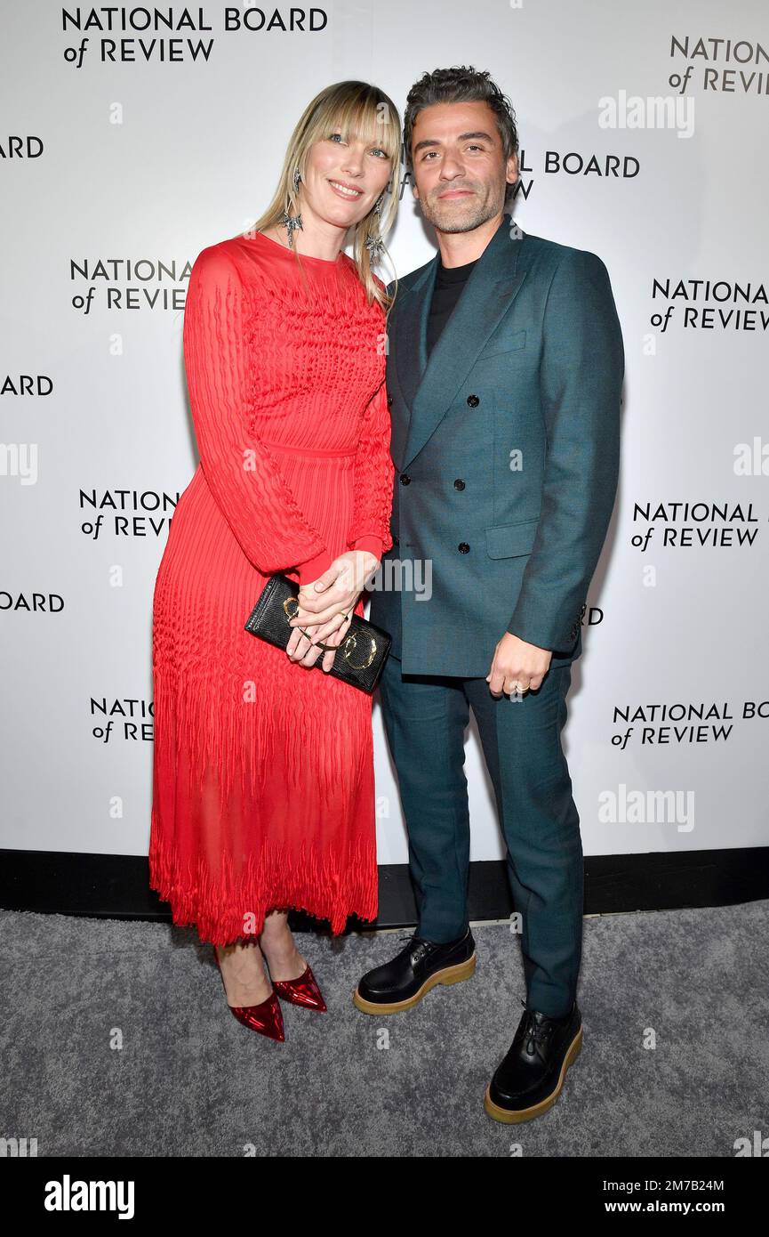 New York, États-Unis. 08th janvier 2023. (G-D) Elvira Lind et Oscar Isaac assistent au Gala annuel hors révision 2023 du Conseil national à Cipriani 42nd Street, New York, NY, 8 janvier 2023. (Photo par Anthony Behar/Sipa USA) crédit: SIPA USA/Alay Live News Banque D'Images