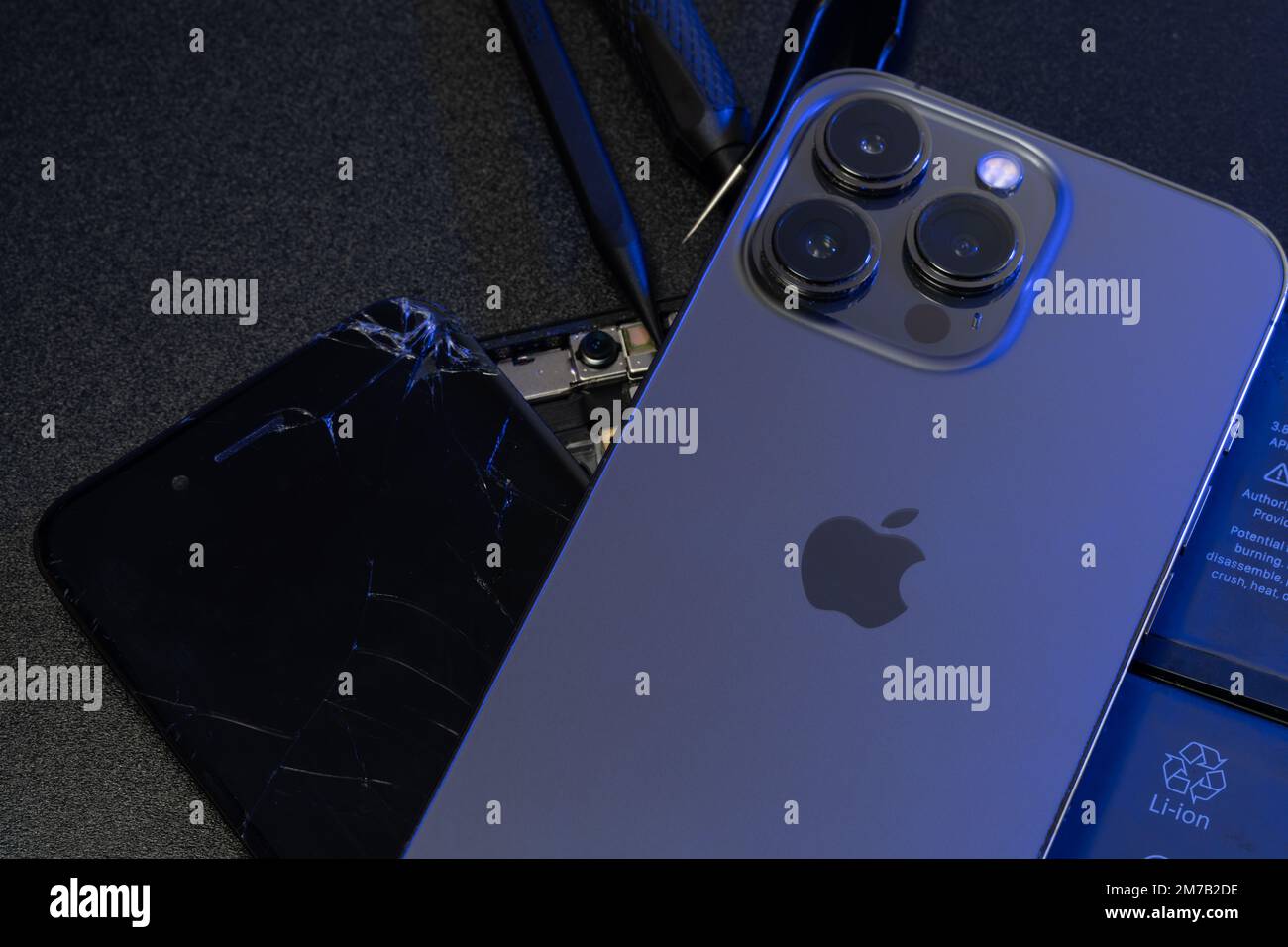 Tyrol du Sud, Italie - janvier 7. 2023: Apple iPhone 13 Pro sur l'ancien iPhone et les outils de réparation Banque D'Images