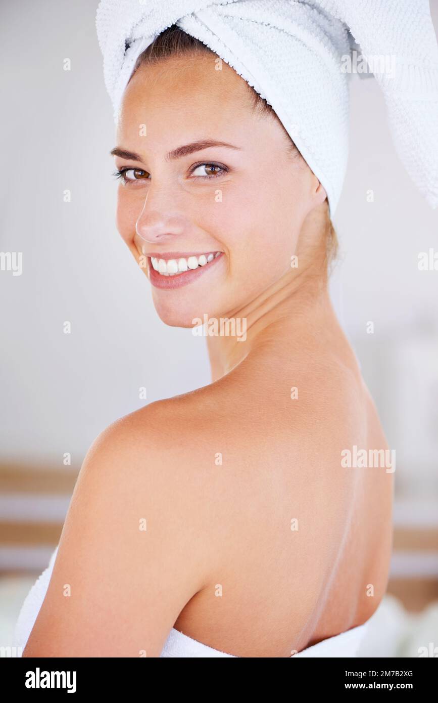 Bonjour. Portrait d'une femme pendant sa routine de beauté du matin. Banque D'Images