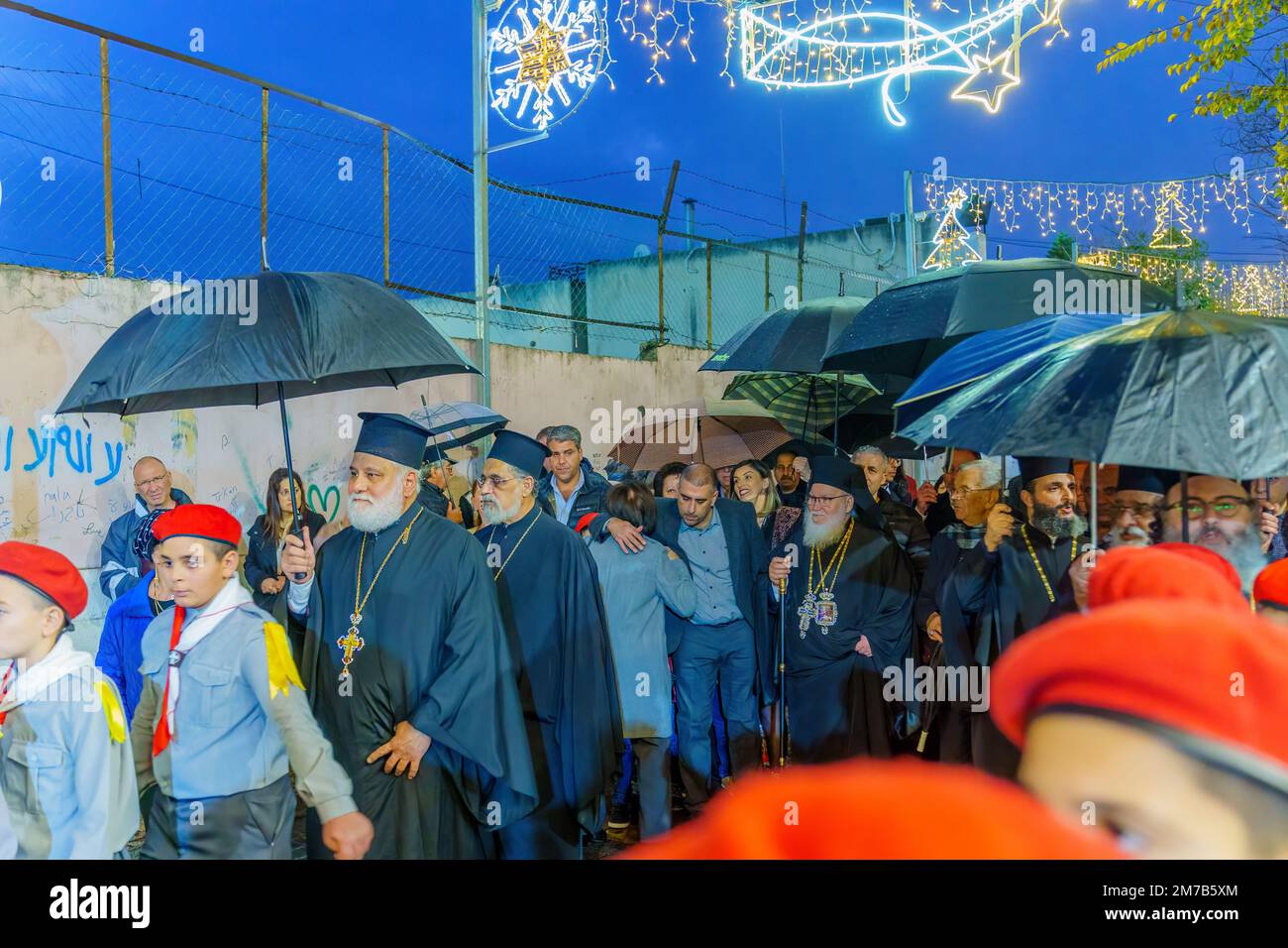 Nazareth, Israël - 06 janvier 2023 : défilé orthodoxe de la veille de Noël, avec le patriarche, les participants et la foule, à Nazareth, Israël Banque D'Images