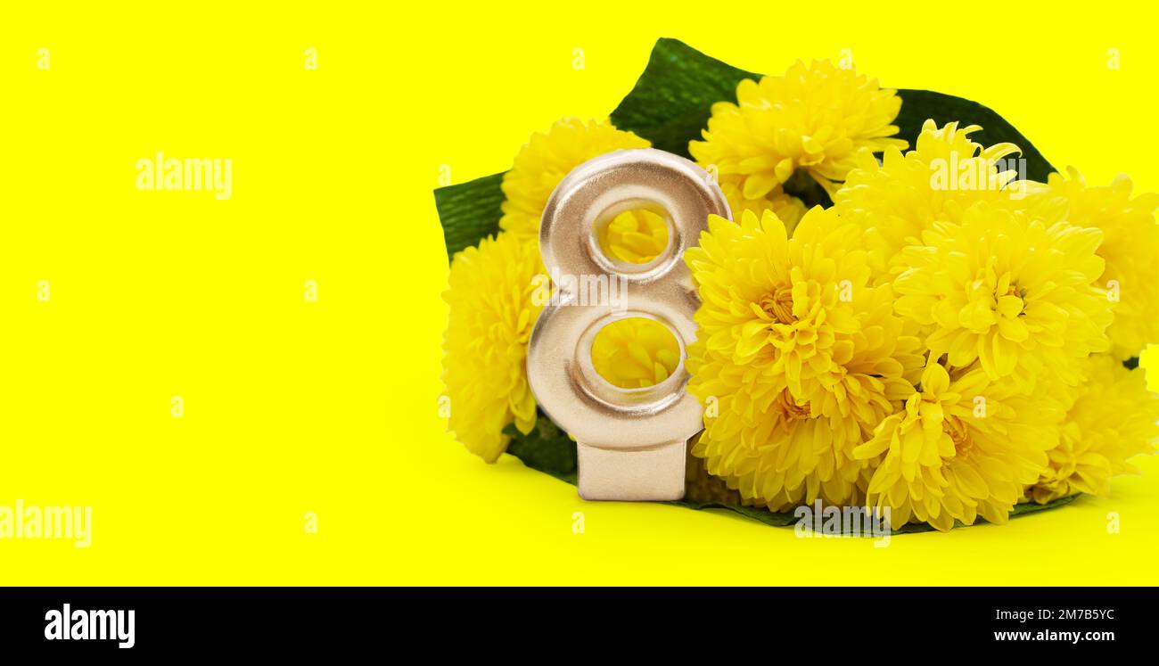 Bouquet de chrysanthèmes jaunes avec le numéro doré 8 avec espace pour le texte. Journée internationale de la femme, 8 mars, anniversaire. Copier l'espace Banque D'Images