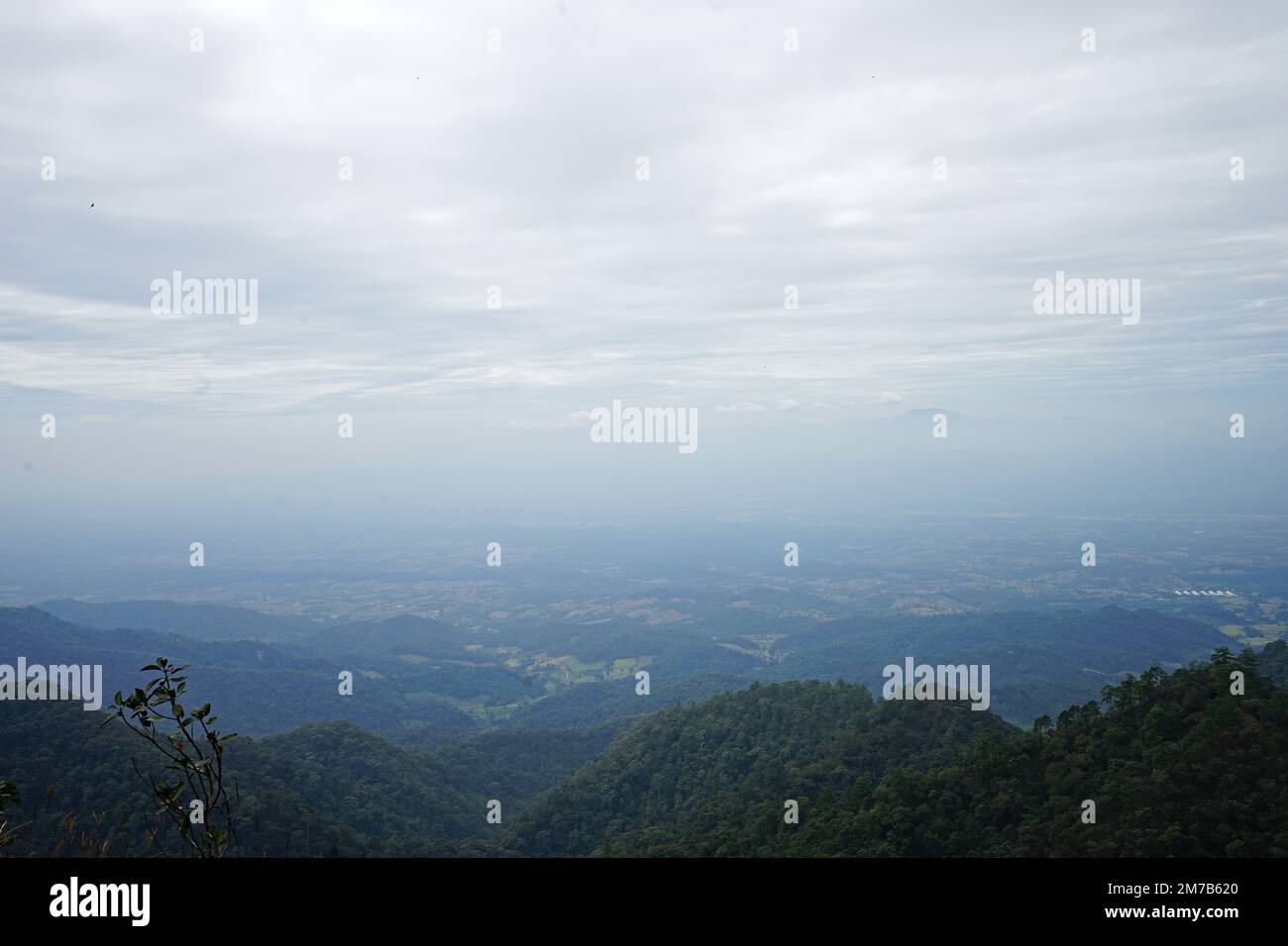 Paysage naturel de Green Mountain Hill avec ciel bleu brumeux Banque D'Images