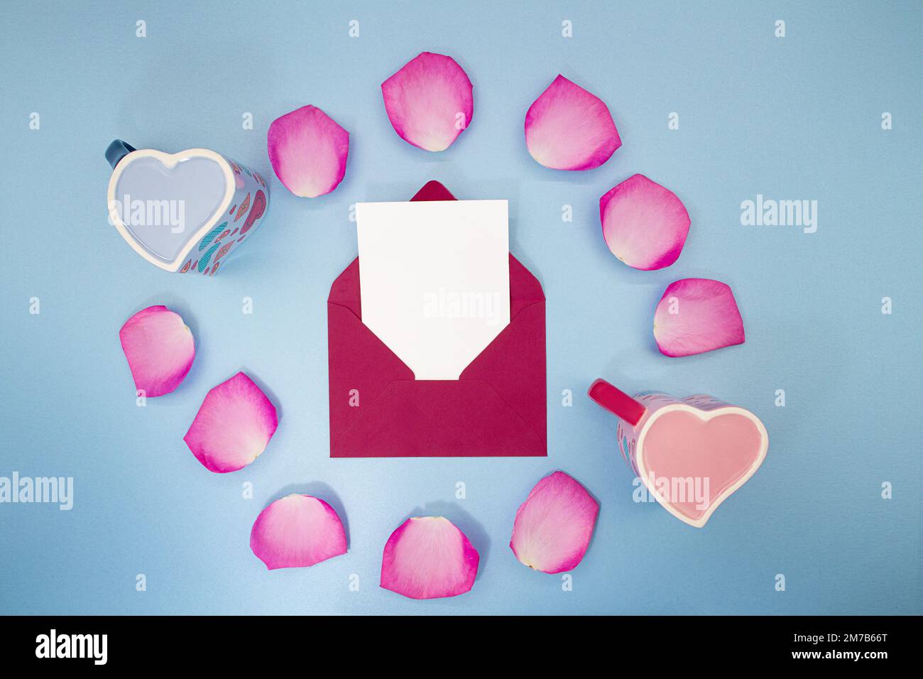 Coeur de pétales de rose, enveloppe avec papier. Saint-Valentin, mariage. Copier l'espace Banque D'Images
