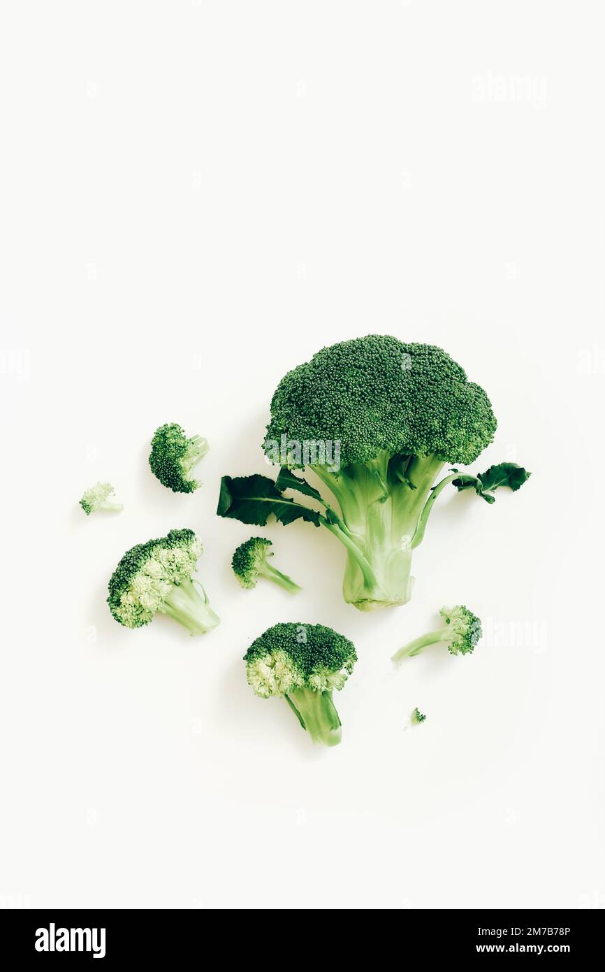 Brocoli frais sur fond blanc. Concept alimentaire. Pose à plat Banque D'Images