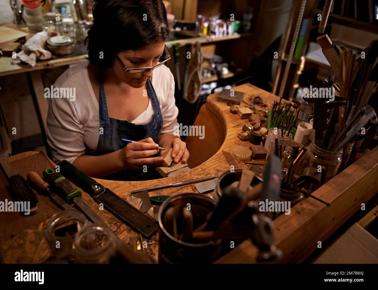 L'espace de travail dont les artisans rêvent est fait. Un artiste créant quelque chose de bois. Banque D'Images