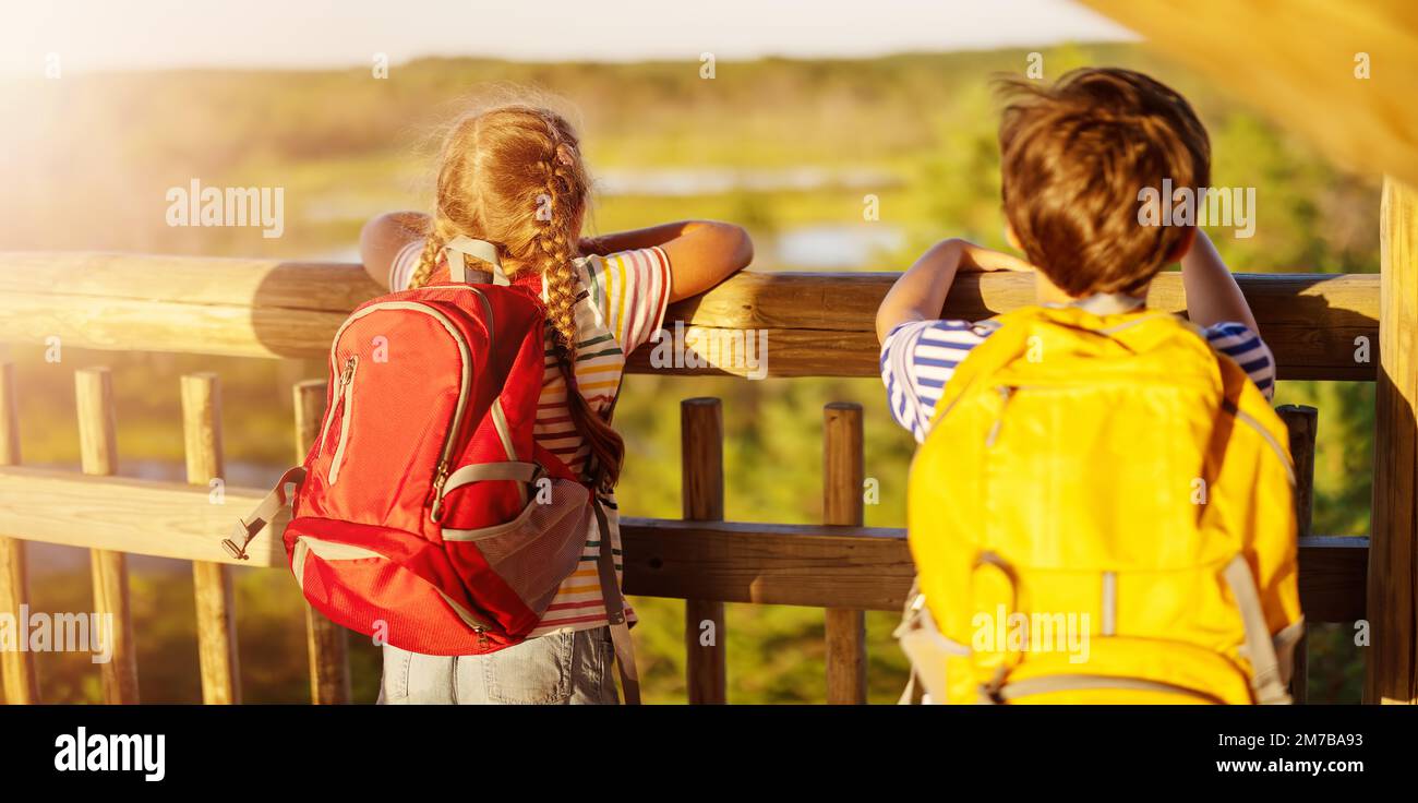 Fille et garçon debout sur la tour d'observation sur la tourbière Viru. Banque D'Images